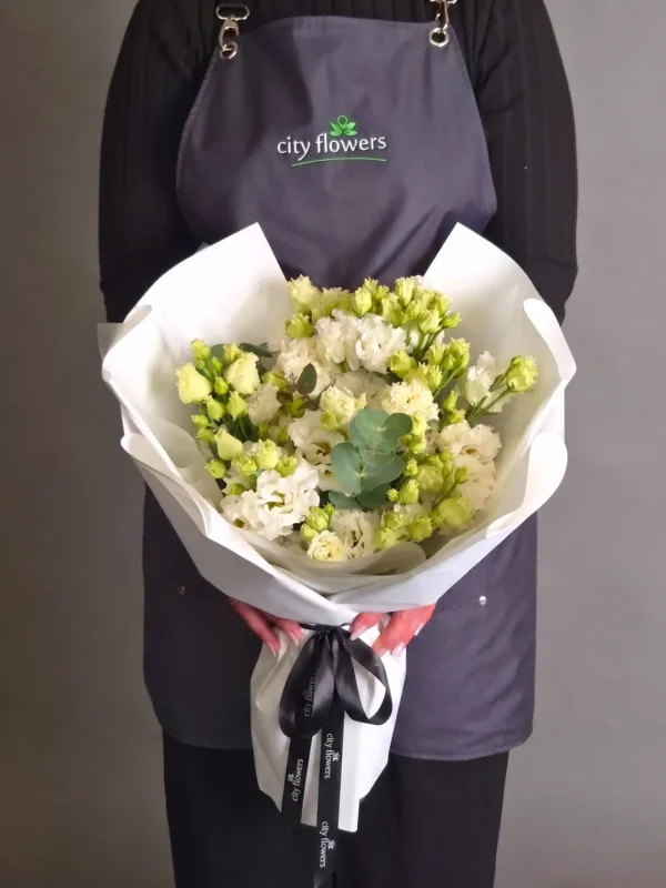 Buchet cu lisianthus alb și eucalipt