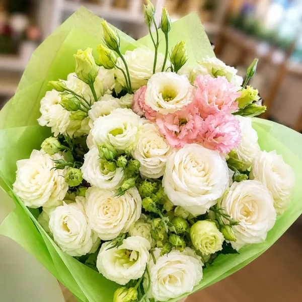 Buchet cu lisianthus alb și roz