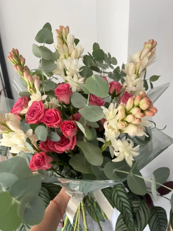Buchet cu mini-trandafiri roz și tuberoze