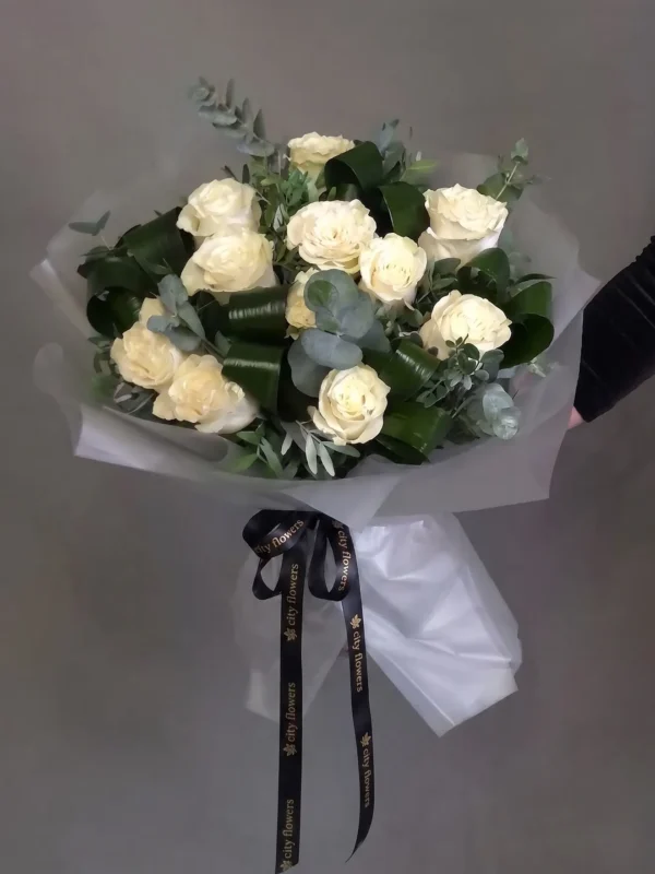 Buchet cu trandafiri albi și frunze verzi