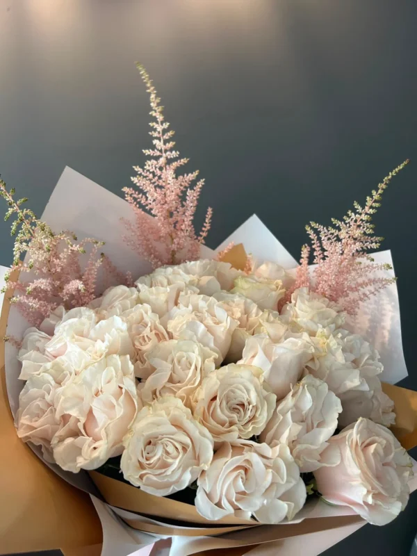 Buchet cu trandafiri crem și astilbe roz