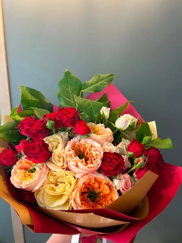Buchet cu trandafiri de grădină piersică și mini-roze roșii