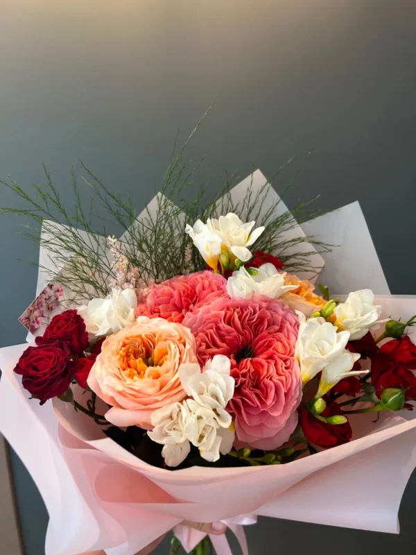 Buchet cu trandafiri de grădină roz-coral și frezii albe