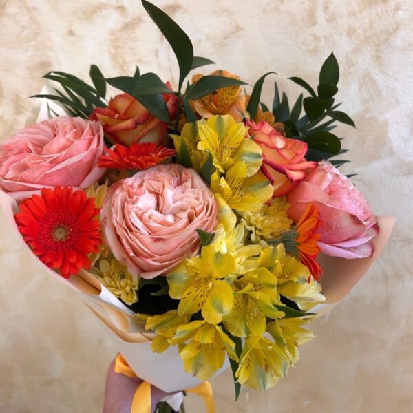 Buchet cu trandafiri de grădină și gerbera roșie