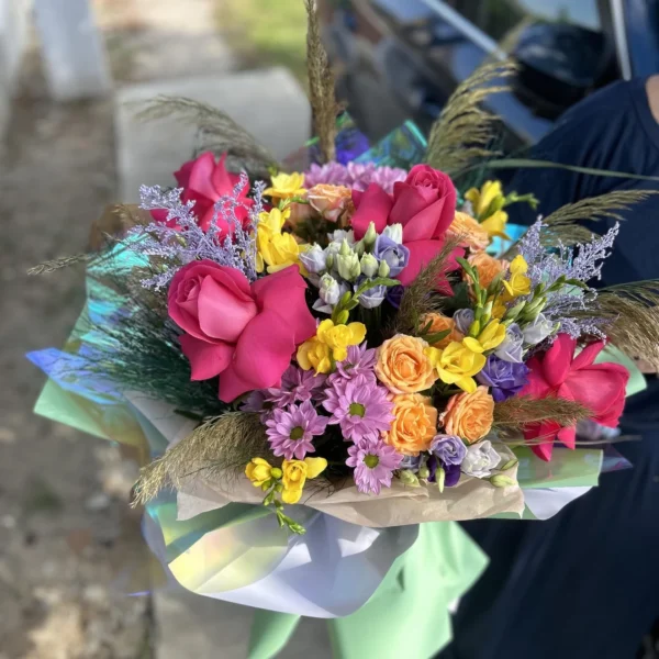 Buchet cu trandafiri fucsia, crizanteme mov și frezii galbene