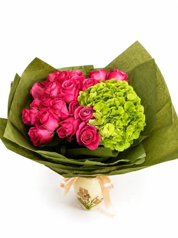Buchet cu trandafiri fucsia și hortensie verde