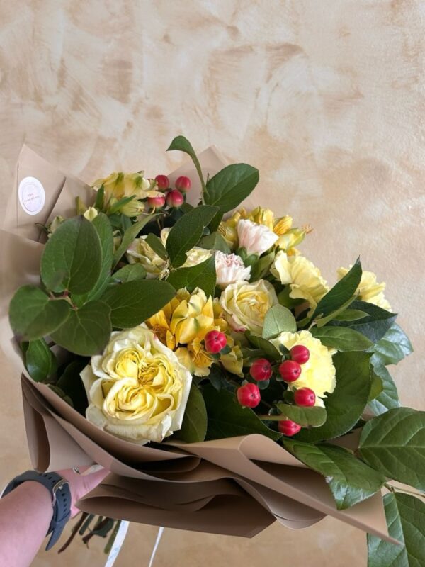 Buchet cu trandafiri galbeni și hypericum roșu