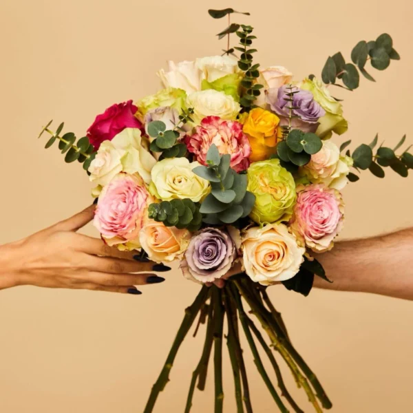 Buchet cu trandafiri multicolori și eucalipt