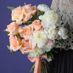 Buchet cu trandafiri peach și bujori albi