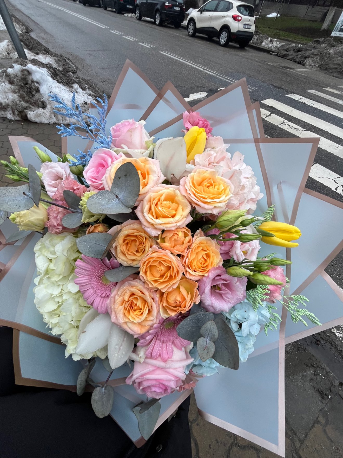 Buchet cu trandafiri piersică și lisianthus roz
