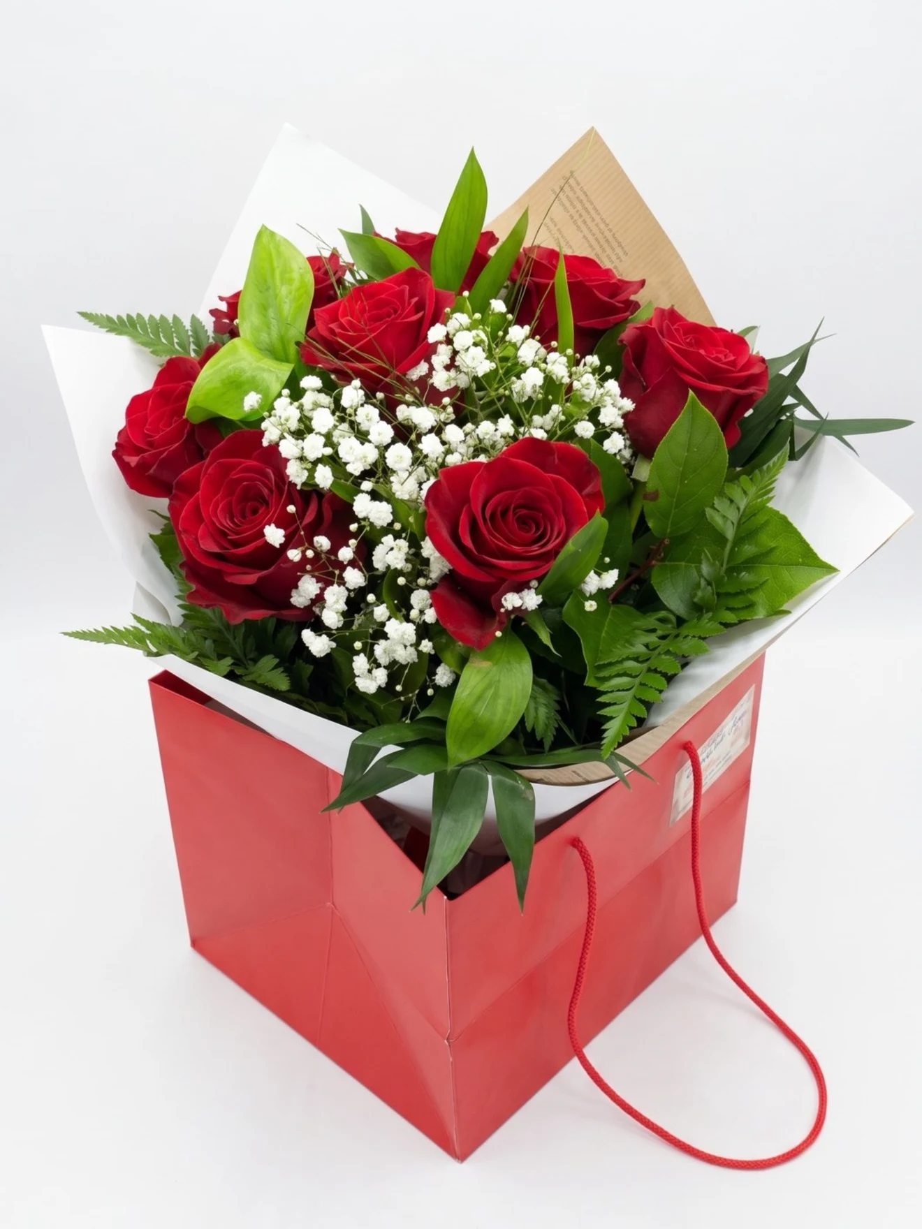 Buchet cu trandafiri roșii și gypsophila în pungă