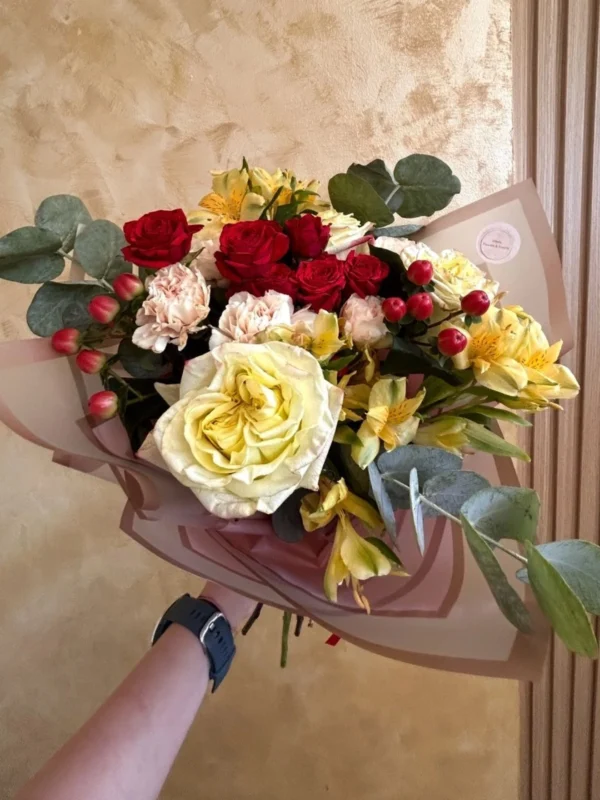 Buchet cu trandafiri roșii și hypericum