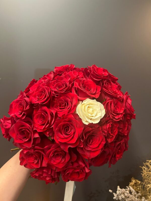 Buchet cu trandafiri roșii și un accent alb