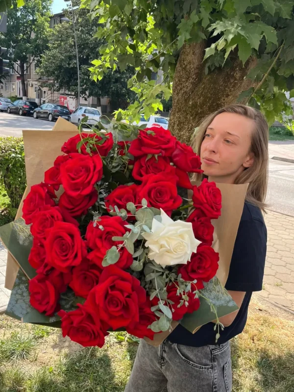 Buchet cu trandafiri roșii și un alb
