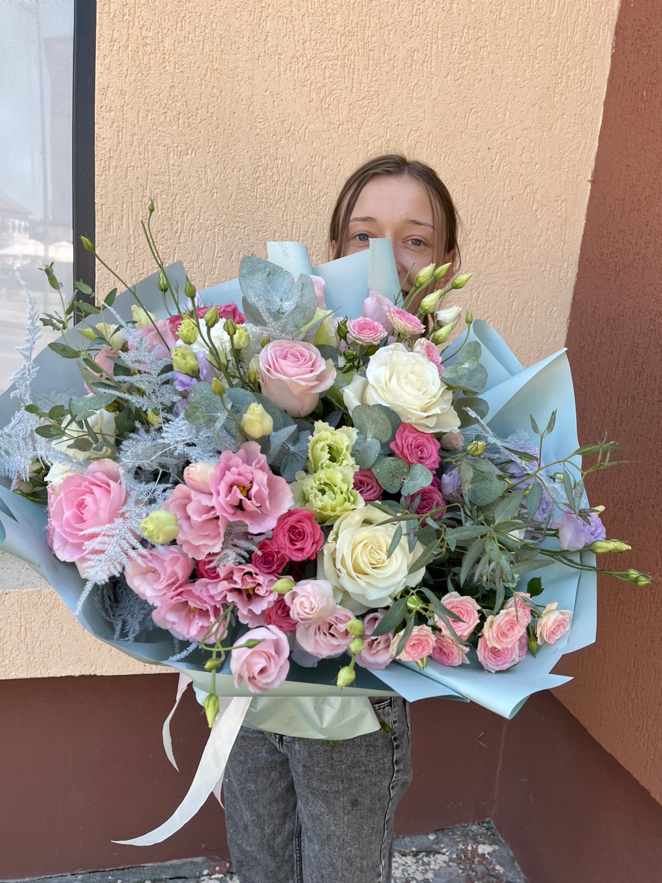 Buchet cu trandafiri roz, albi și lisianthus mov