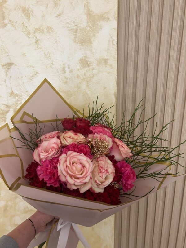 Buchet cu trandafiri roz-crem și garoafe fucsia