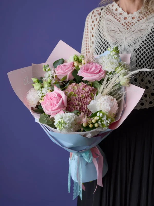 Buchet cu trandafiri roz, hortensii și bujori