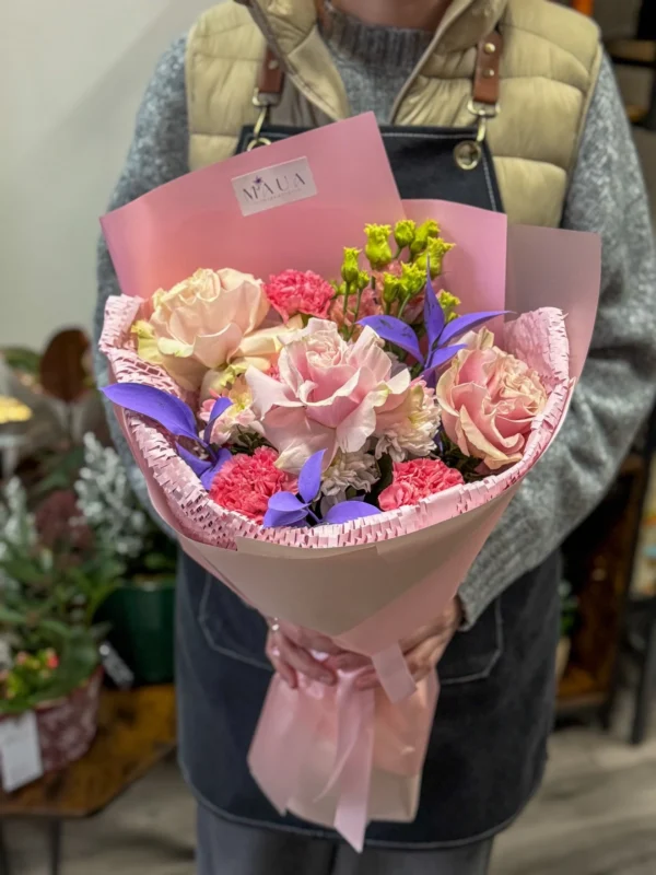 Buchet cu trandafiri roz și garoafe