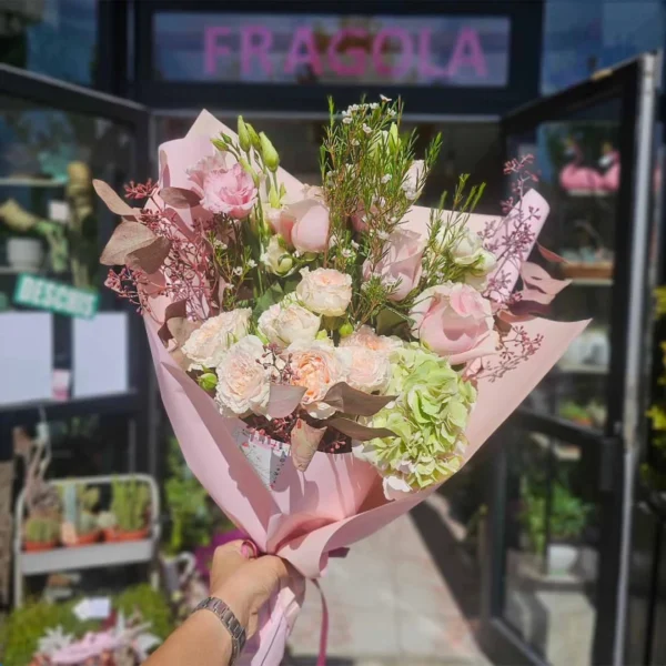 Buchet cu trandafiri roz și hortensie