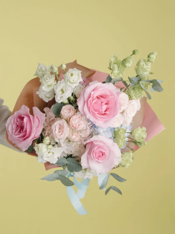 Buchet cu trandafiri roz și lisianthus