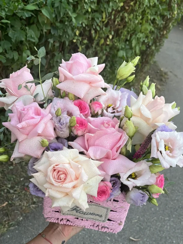 Buchet cu trandafiri roz și lisianthus lila