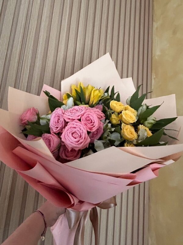 Buchet cu trandafiri roz și mini roze galbene