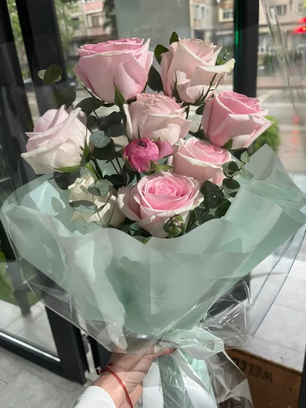 Buchet cu trandafiri roz și ranunculus