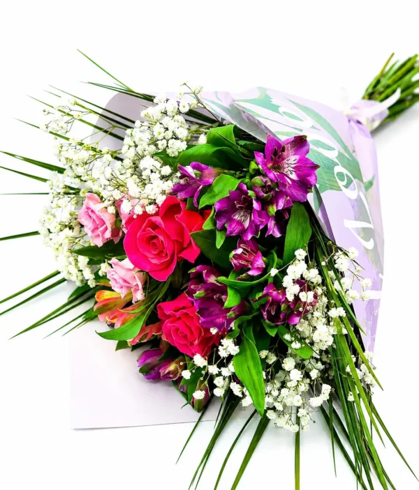 Buchet cu trandafiri și alstroemeria violet