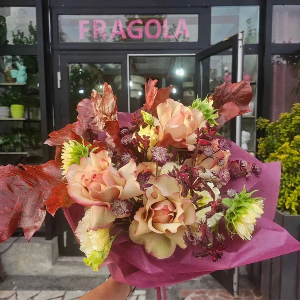 Buchet cu trandafiri și floarea-soarelui
