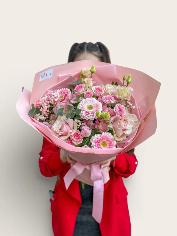 Buchet cu trandafiri și gerbera roz