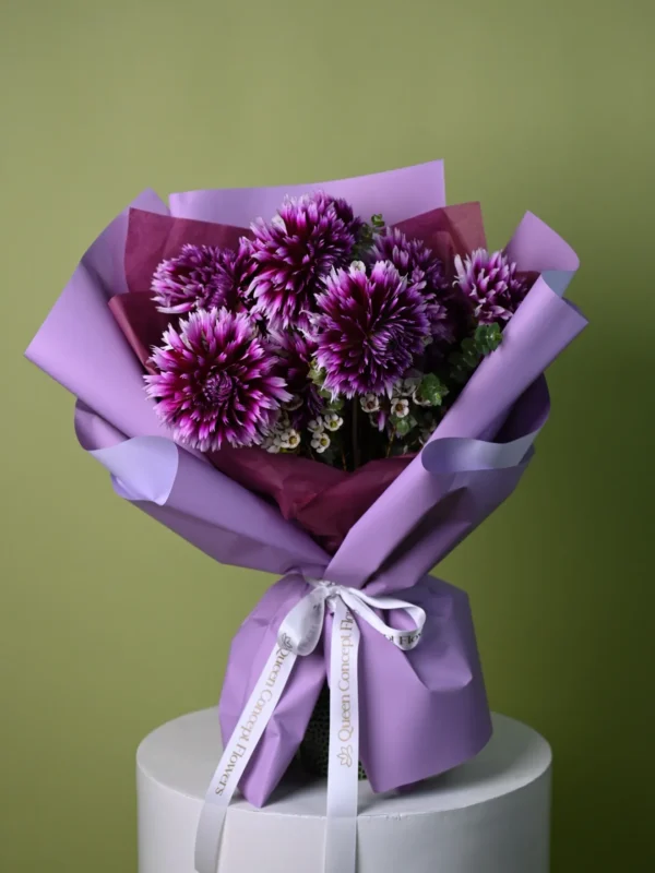 Buchet cu dalii mov franjurate cu vârfuri albe și waxflower, în ambalaj lila