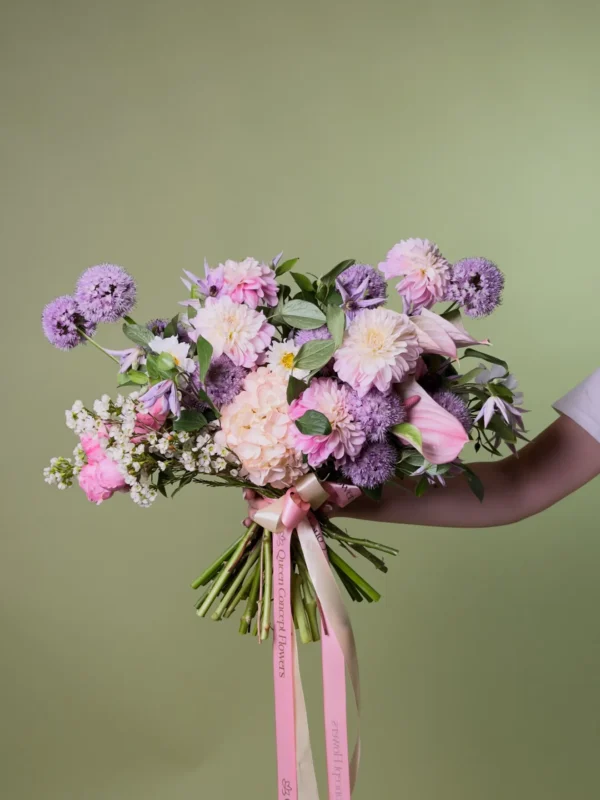 Buchet pastel cu allium mov, dalii roz și crem, hortensie și clematis, legat simplu