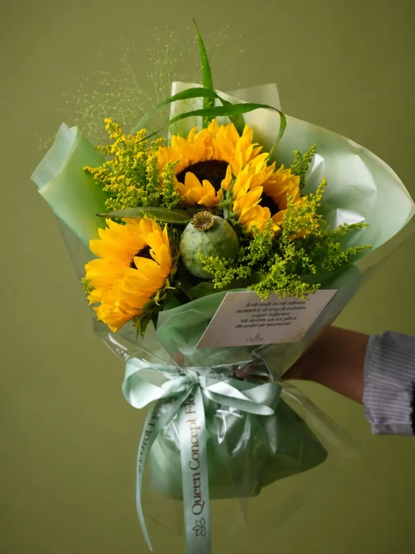 Buchet cu floarea-soarelui, solidago și capsule verzi de mac, în ambalaj verde deschis