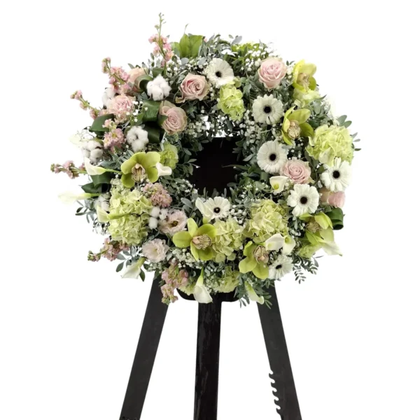 Coroană cu gerbera, trandafiri și bumbac decorativ