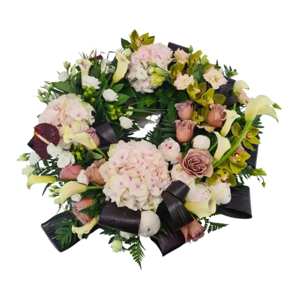 Coroană cu hortensii, cale și cymbidium