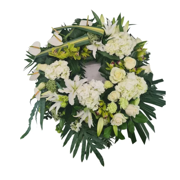 Coroană cu hortensii, crini și anthurium alb