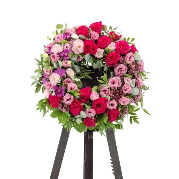 Coroană cu trandafiri fucsia și lisianthus mov