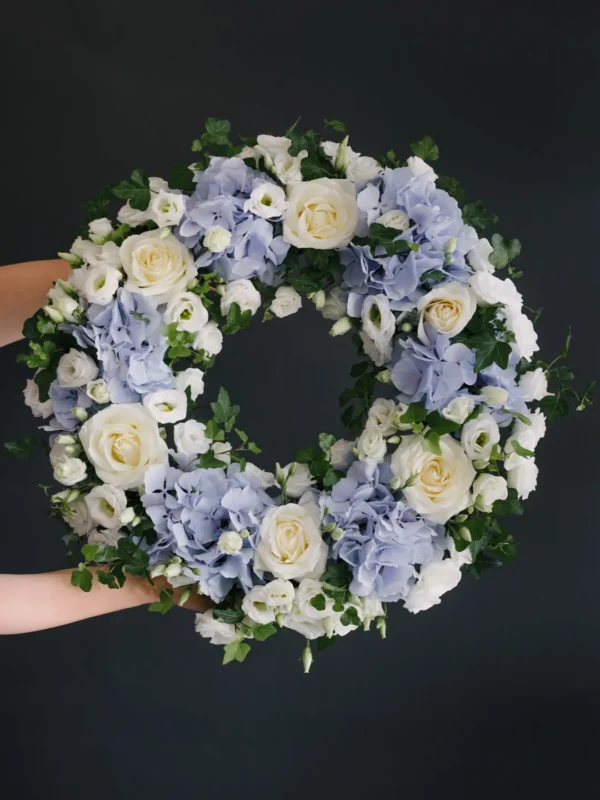 Coroană funerară cu hortensii albastre și trandafiri albi