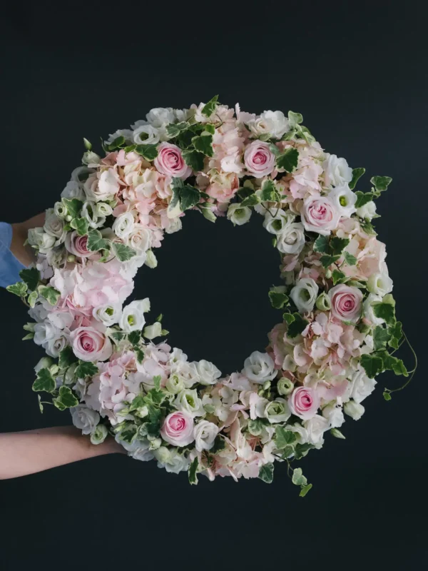 Coroană funerară cu trandafiri roz și hortensii