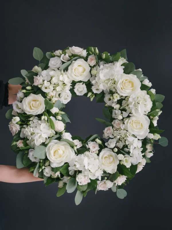 Coroană funerară cu trandafiri și hortensii albe