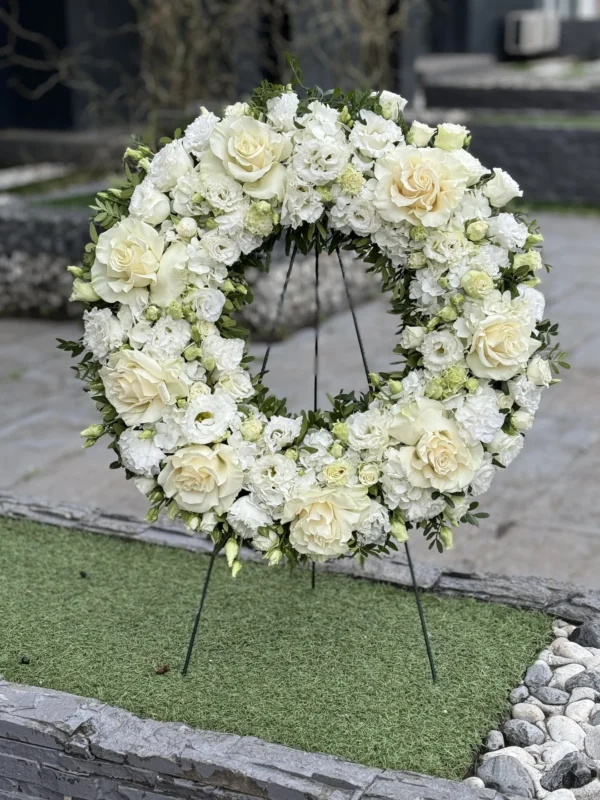 Coroană White Roses & Lisianthus