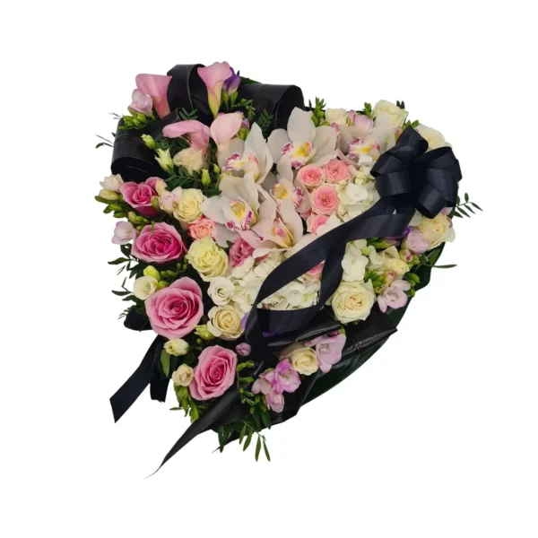 Inimă cu orhidee cymbidium și cale roz