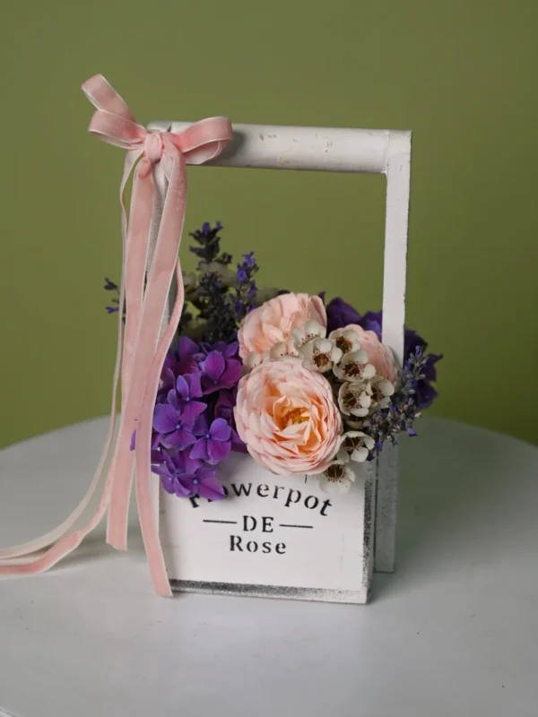 Lădiță albă de lemn cu minirosa piersică, hortensie mov, waxflower și lavandă