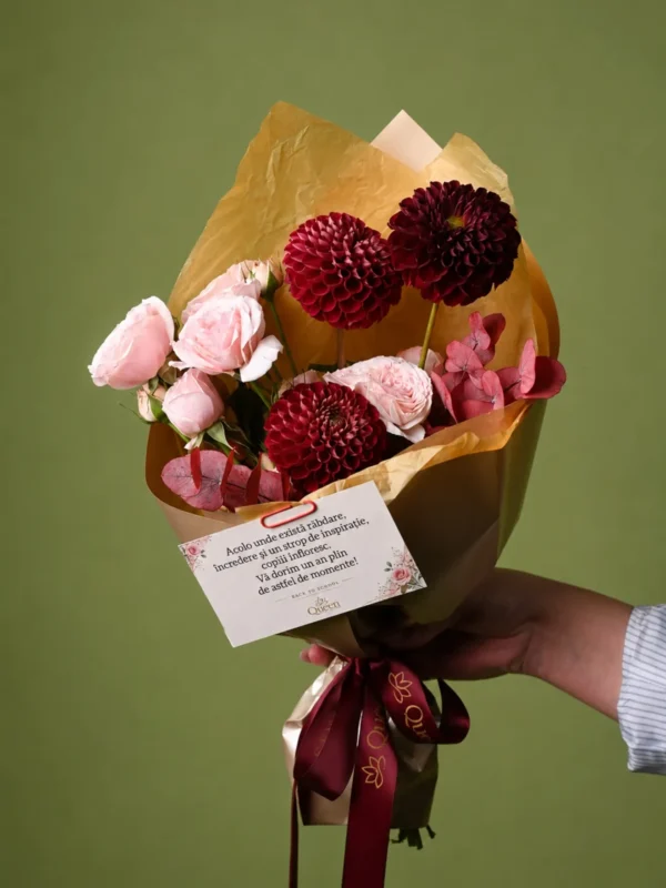 Mini buchet cu dalii burgund, minirosa roz pal și eucalipt arămiu, în ambalaj auriu-kraft