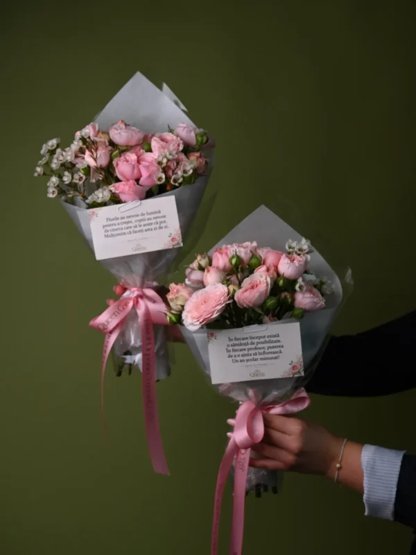 Mini buchet cu minirosa roz deschis și waxflower alb, în hârtie argintie cu fundă roz