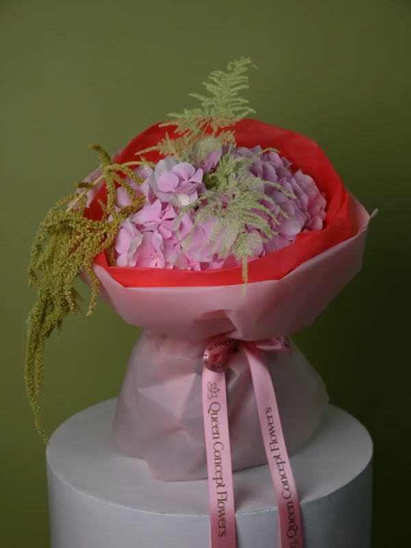 Buchet cu hortensie roz-mov, amaranthus verde-auriu și asparagus, în hârtie roșie și roz